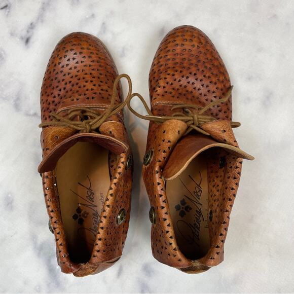 Patricia Nash Sabrina Cognac Perforated Leather Lace Up Ankle Booties Sz 7.5 - Picture 6 of 11